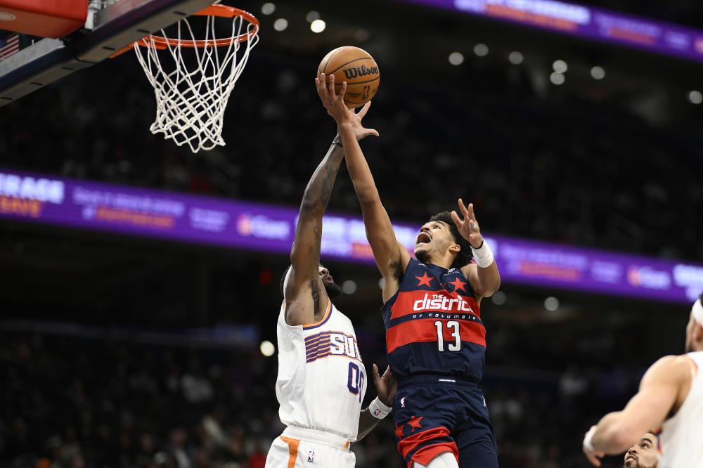 状态很一般！杰伦·布朗半场12中4拿到全队最高11分 另有4板（杰伦·布朗状态平平：半场12投4中拿下队内最高11分+4篮板）